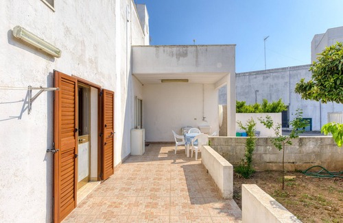 Felline House | Holiday Home 'Casa Saulle - Costruzione Tipica' with Terrace, Garden and Air Conditioning