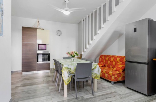 Specchiolla House | Holiday Home 'Giulia House' with Private Terrace, Wi-Fi and Air Conditioning