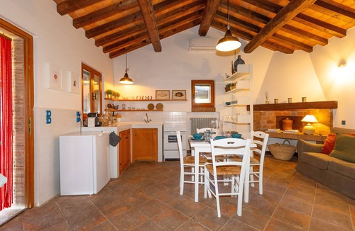 Casale Marittimo House | Holiday Home 'I Mandrioli' with Private Terrace, Wi-Fi and Air Conditioning