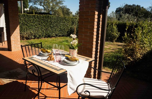La Pesta House | Holiday Home 'Il Cerreto – Casa Rosmarino' with Private Garden, Wi-Fi & Air Conditioning