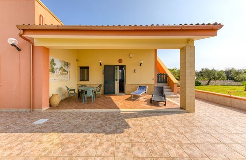 Morciano di Leuca House | Holiday Home 'Villetta Il Boschetto' with Shared Pool, Private Garden and Air Conditioning