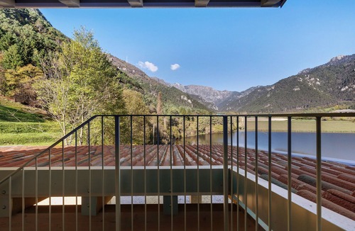 Tremosine House | Holiday Home 'Appartamento Indaco' with Mountain View, Private Terrace and Wi-Fi