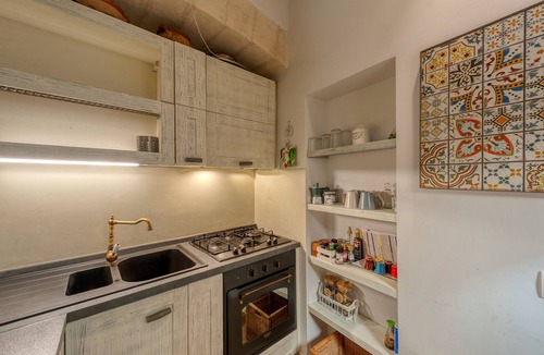 Lecce Historic Center House | Holiday Home 'La Cartapesta' with Private Terrace, Wi-Fi and Air Conditioning