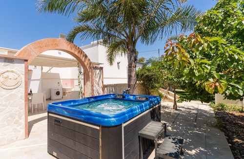 Porto Cesareo House | Holiday Home 'Luna Rossa Salento - Casa Rossa' with Sea View, Jacuzzi & Wi-Fi