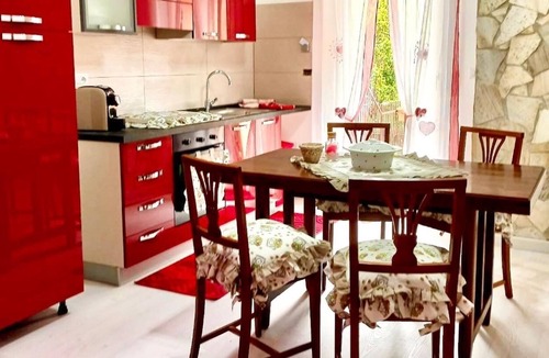 Scalea House | Holiday home 'Stefy's House, Red Room' with shared garden and air conditioning