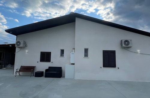 Corigliano Calabro House | Holiday Home 'Villa Sisca Oriolo' with Private Garden, Wi-Fi and Air Conditioning