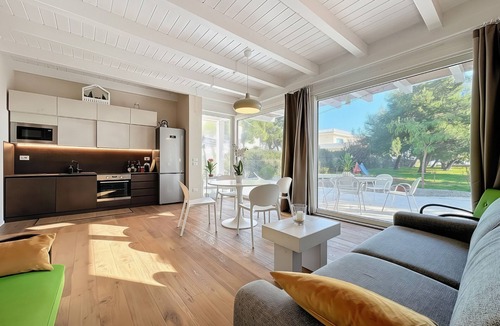Trani House | Holiday Home 'Villa Traimari' with Sea View, Wi-Fi and Air Conditioning