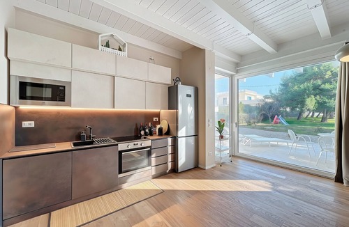 Trani House | Holiday Home 'Villa Traimari' with Sea View, Wi-Fi and Air Conditioning