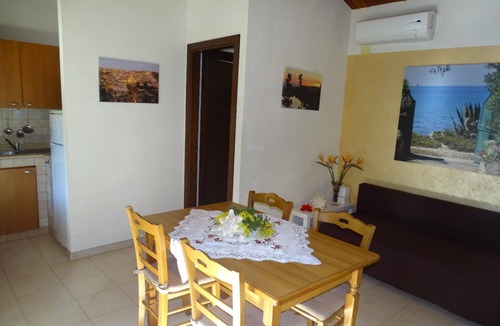Marina di Modica House | Holiday House in Marina Di Modica with Front Garden