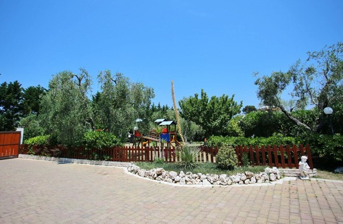 Chiesiola Apartment | Homerez - Appartement 1 km away from the beach for 2 ppl. with shared pool