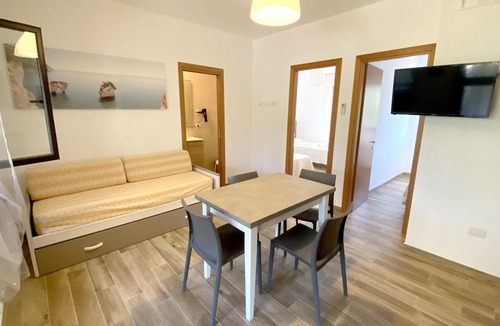 Chiesiola Apartment | Homerez - Appartement for 4 ppl. with shared pool, jacuzzi and garden at Vieste