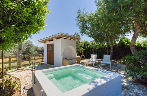Racale Apartment | 'Il Trullo - Tia Maria Country Inn' with Hot Tub