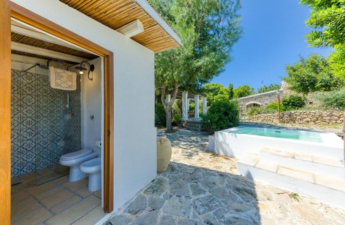 Racale Apartment | 'Il Trullo - Tia Maria Country Inn' with Hot Tub
