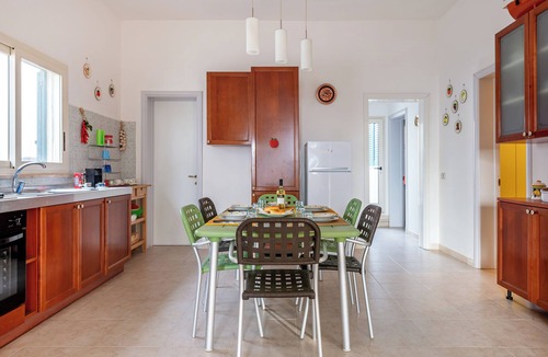 Capilungo House | Kallisti Beach House With Private Garden