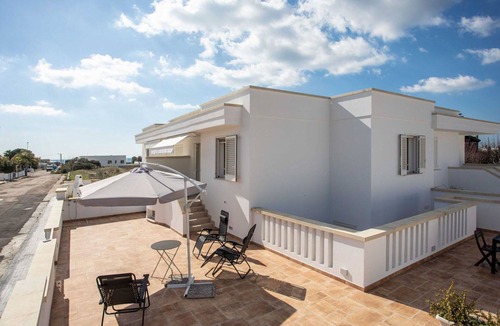 Marina di Pescoluse House | Lovely apartment in villa for 4 guests with A/C, TV and patio