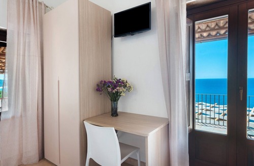Caprioli Apartment | Lucio Battisti Sea View Room with Wi-Fi and Air Conditioning