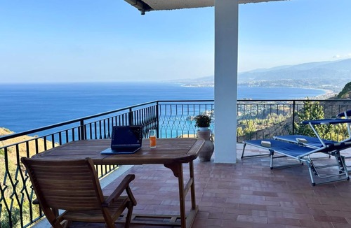 Copanello Apartment | Maison Stalettì, between sky, sea, and prickly pears
