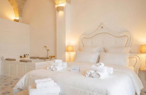 Centro Storico Apartment | Marchesa - 2 Bedrooms, Terrace & Bath Tub in Center