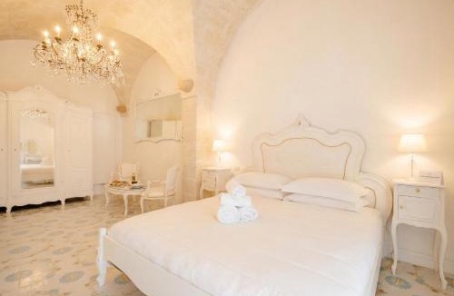 Centro Storico Apartment | Marchesa - 2 Bedrooms, Terrace & Bath Tub in Center