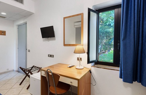 Laura Apartment | Marina Living Rooms – Basic Triple Room with Shared Pool, Wi-Fi & Air Conditioning