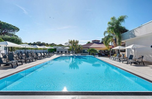 Laura Apartment | Marina Living Rooms – Economy Double Room with Shared Pool, Wi-Fi and Air Conditioning
