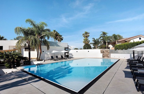 Laura Apartment | Marina Living Rooms – Economy Double Room with Shared Pool, Wi-Fi & Air Conditioning
