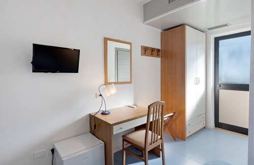 Laura Apartment | Marina Living Rooms – Economy Double Room with Shared Pool, Wi-Fi and Air Conditioning