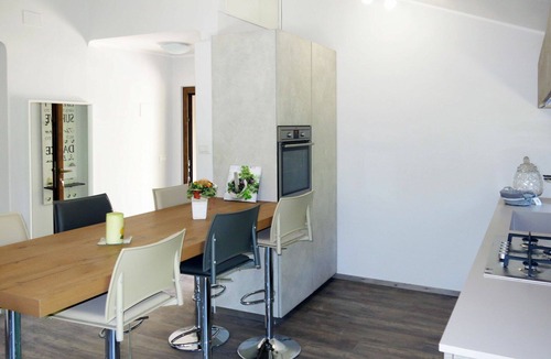 Cologna Spiaggia Villa | Nice apartment in villa with hot tub, pool, WIFI, A/C, TV, patio, pets allowed and panoramic view