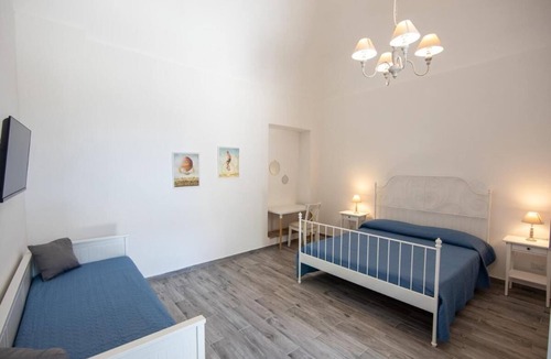 Boscoreale Bed & Breakfast | Palazzo d'Aquino - Family Room with Bathroom