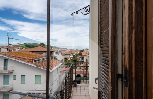 Pineto Apartment | Palazzo Passerini is one of the historic buildings, in the heart of Pineto, offers the possibility of a stay a few steps from the sea and all services. Located on the second floor, also reachable by elevator, and is arranged on two levels. On the entranc
