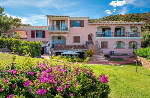 San Teodoro Apartment | Panoramic Holiday Apartment "Isuledda" with Sea View, Shared Pool & Air Conditioning