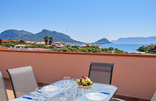Baia Caddinas Apartment | ‘Pedra Rosa Tavolara’ Apartment with Sea View, Wi-Fi and Air Conditioning