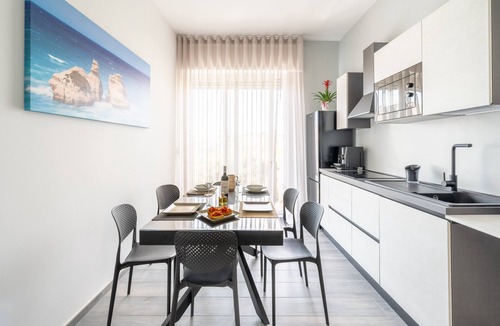 Melendugno Apartment | Piazza Pertini - Room Rubino with Balcony, Wi-Fi and Air Conditioning