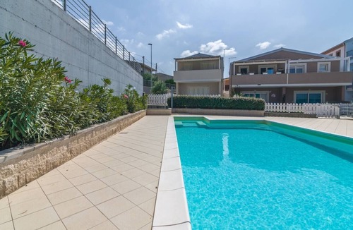 Viddalba Cottage | Poolfront townhouse just minutes from the sea
