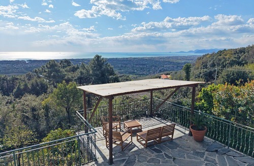 Pietrasanta Villa | Private Villa with A/C, WIFI, TV, terrace, pets allowed, panoramic view, close to Forte Dei Marmi