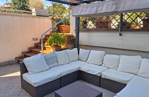 San Frediano Apartment | Quiet house surrounded by greenery inside the walls of Florence with terrace