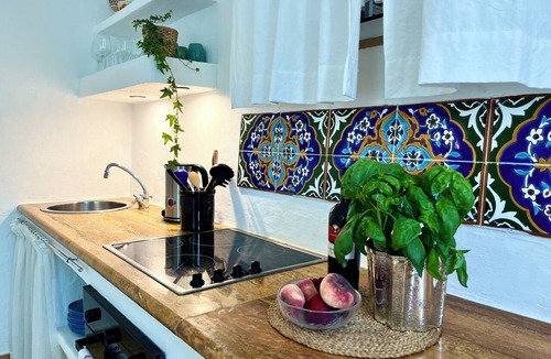 Villanova Apartment | Refined & Charming Garden Suite directly by the Sea – for 2 Guests