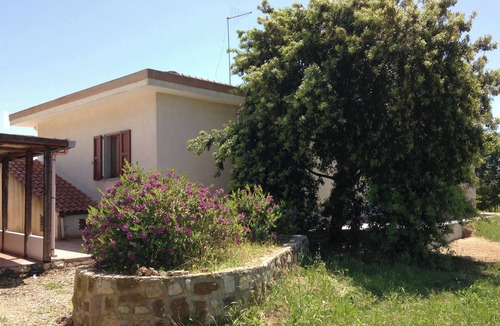 Alghero Villa | Residenza I Filari: a villa surrounded by greenery.