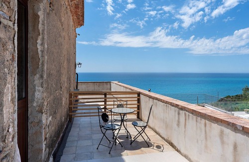 Caprioli Apartment | Room 'Camera Orizzonte Vista Mare' with Sea View, Wi-Fi and Air Conditioning
