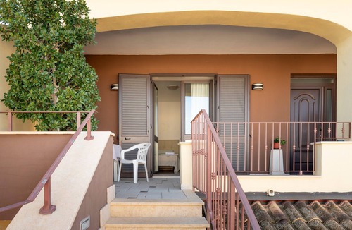 Giurdignano Apartment | Room 'Olimpo - Ares' with Shared Terrace, Wi-Fi and Air Conditioning