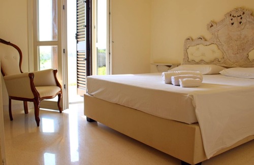 Ugento House | Room 'Villa Casciani - Scirocco' with Shared Pool, Wi-Fi and Air Conditioning