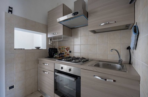 Taranto Apartment | Spacious and bright apartment equipped with all the comforts to comfortably accommodate two people. Centrally located, it is just a 10-minute walk from Piazza Maria Immacolata and is particularly suitable for military personnel thanks to its proximity to