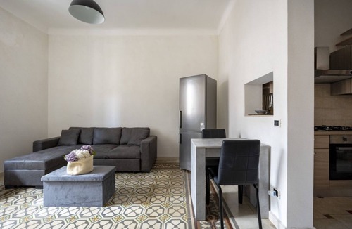 Taranto Apartment | Spacious and bright apartment equipped with all the comforts to comfortably accommodate two people. Centrally located, it is just a 10-minute walk from Piazza Maria Immacolata and is particularly suitable for military personnel thanks to its proximity to