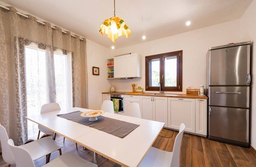 Montesilvano Villa | Spacious and charming 90-square-meter villa with a large garden of approximately 200 square meters equipped with a barbecue, perfect for five people and four-legged friends.The property is located in a very quiet area of ​Montesilvano, perfect for e