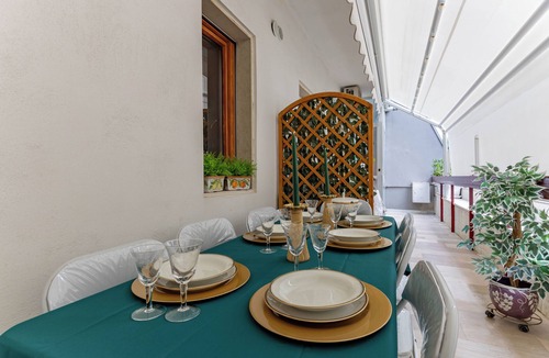 Trani Apartment | Spacious apartment, close to the sea, for vacation or work. Habitable porches.