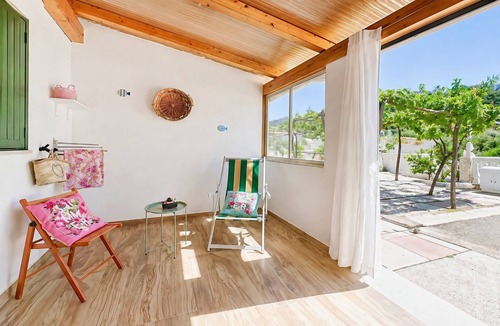 Peschici Apartment | Studio Apartment 'Francesca, Mono Standard A' with Shared Terrace, Wi-Fi and Air Conditioning