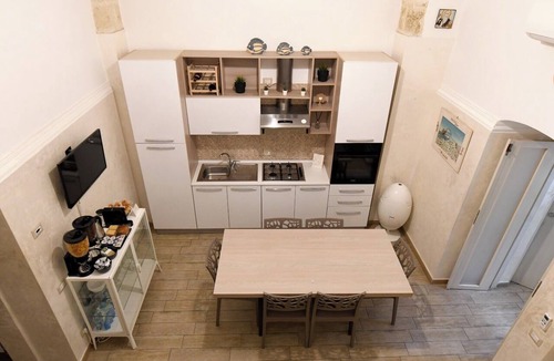 Bari City Centre Apartment | SuiteHouse78-Elegant Central Apartment with Private Garden, near Bari Old Town