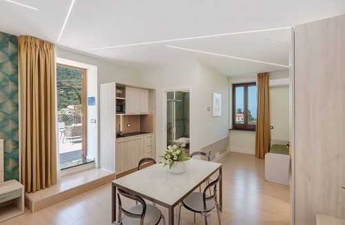 Piazza-Tralia-Pendolo Apartment | "Sunshine" Apartment with Sea View, Wi-Fi, and Air Conditioning