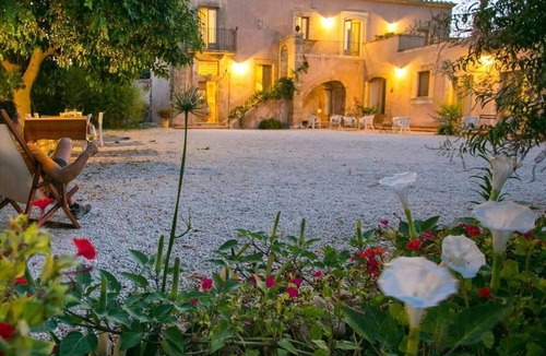 Syracuse House | Surrounded by a lush citrus grove, strategic location for tours in Sicily!