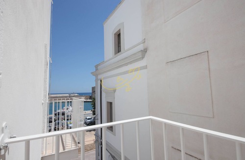 Monopoli Apartment | TD Palazzo Maris Il Gozzo Townhouse with Sea View